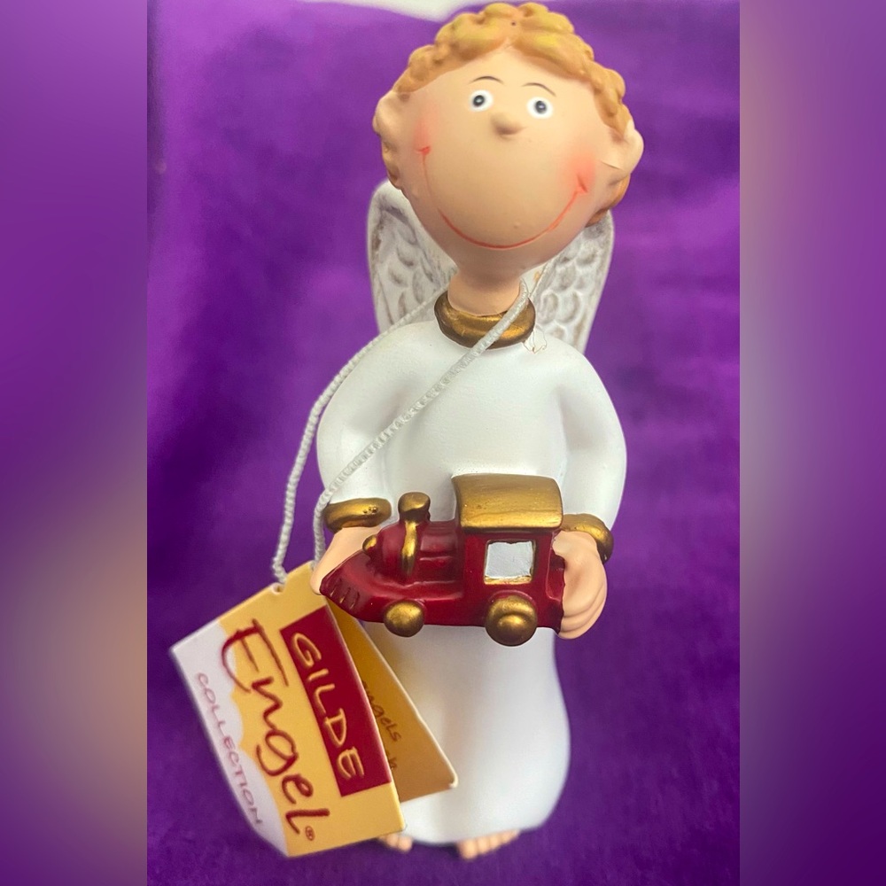Gilde Angels and ornaments. Item no: 28049. Standing boy holding train.